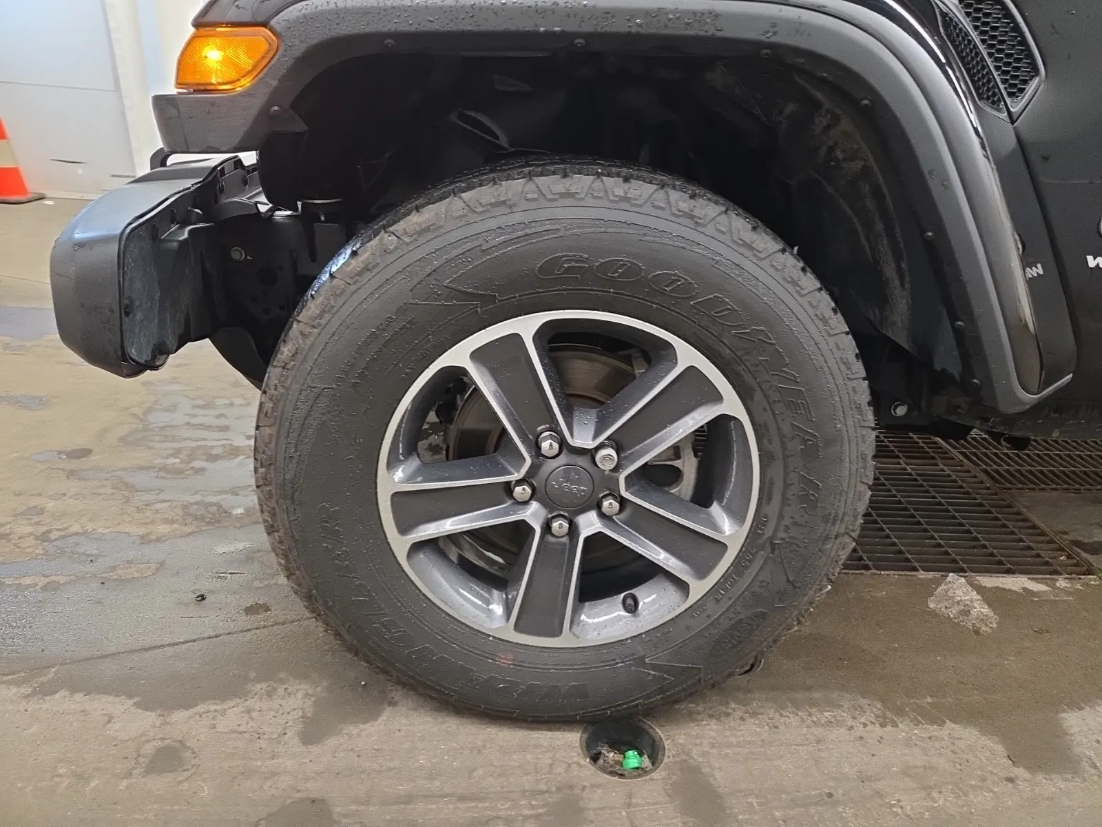 Front driver wheel/tire photo