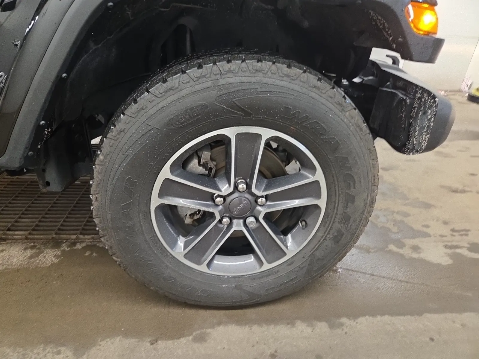 Right Front Wheel/Tire Photo