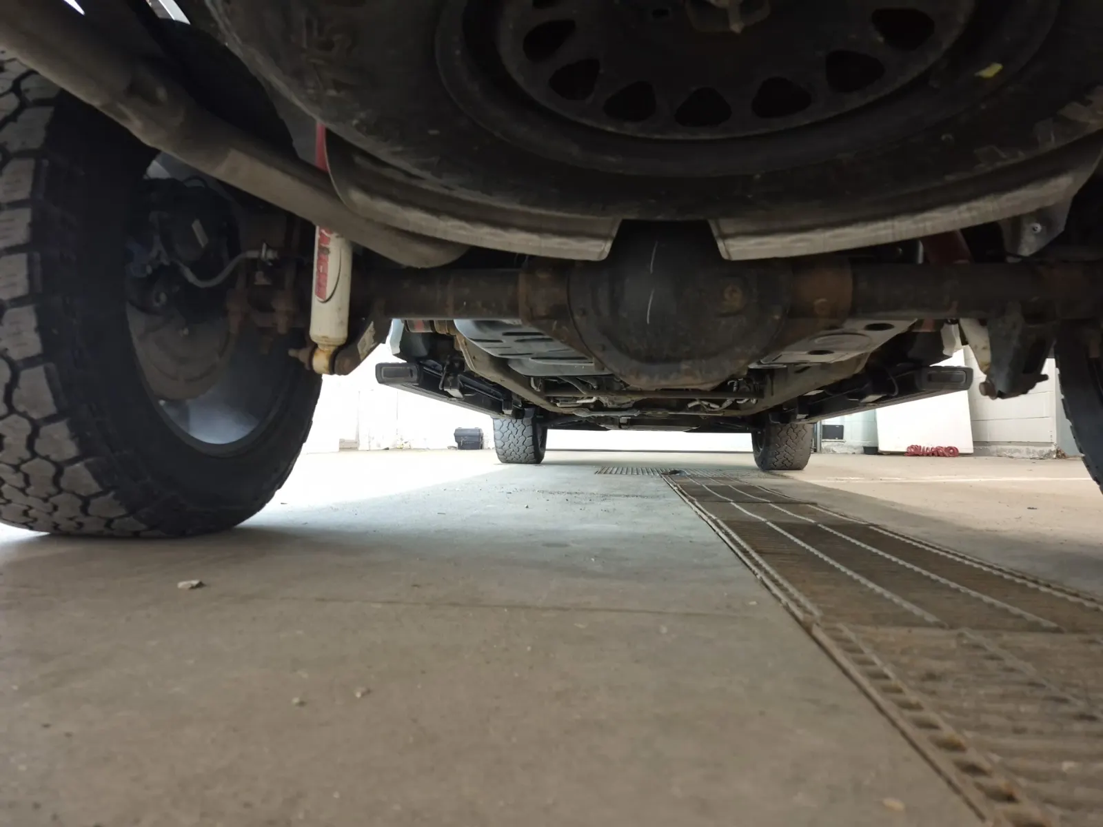 Undercarriage - Rear Photo