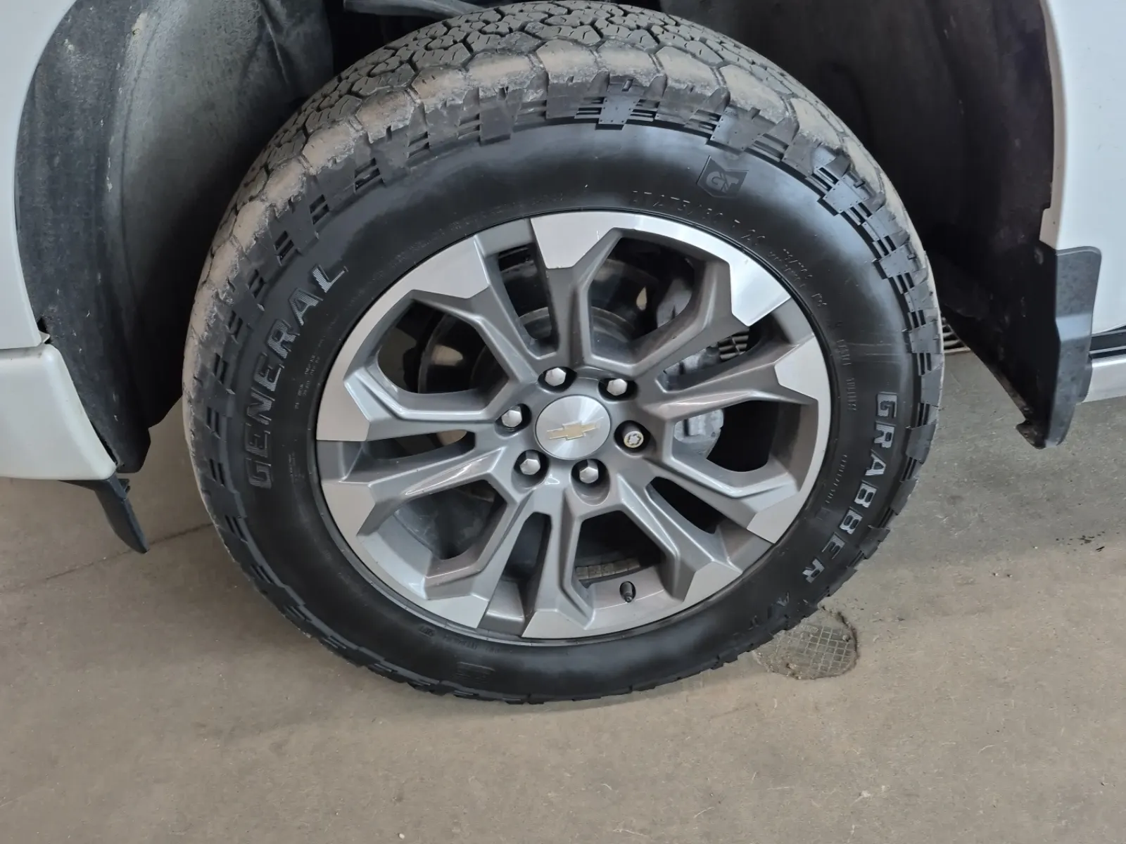 Front driver wheel/tire photo