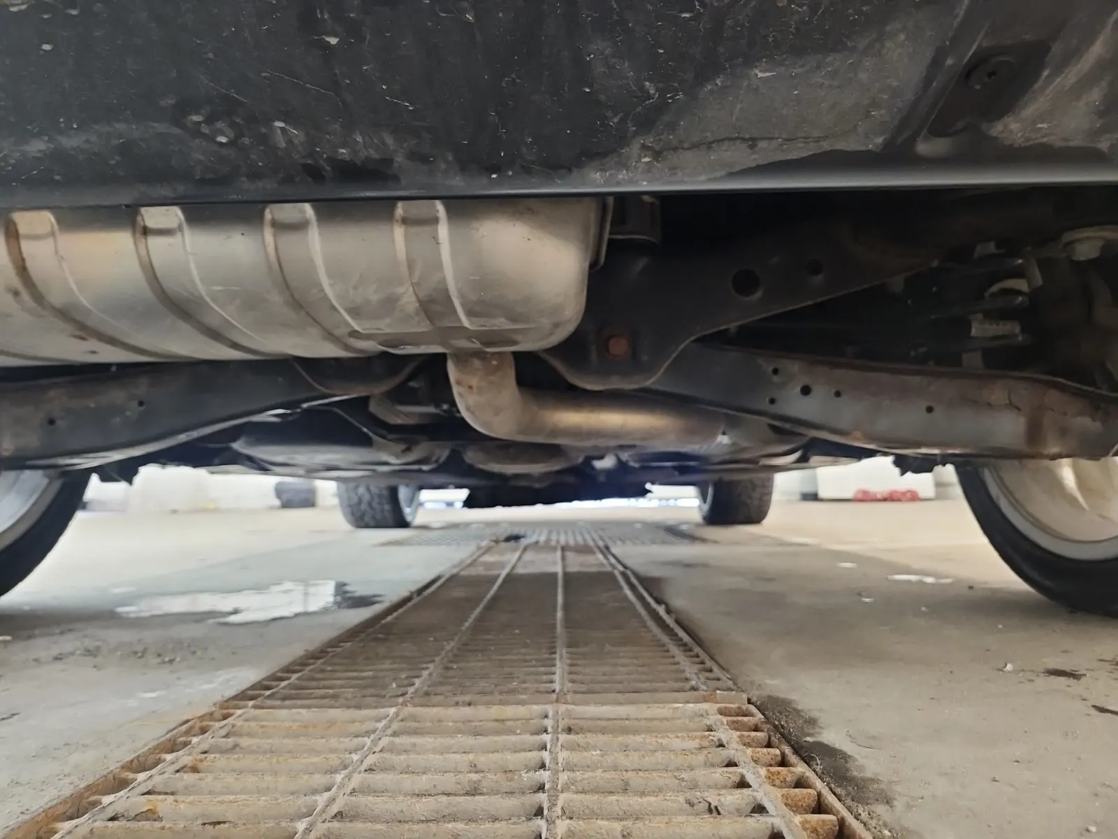 Undercarriage - Rear Photo