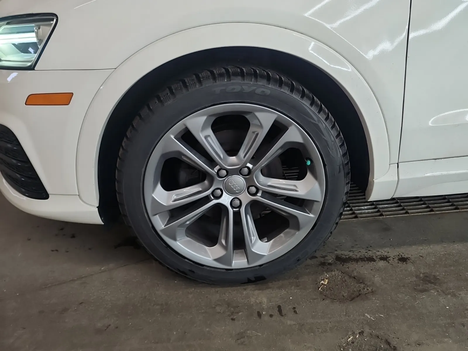 Front driver wheel/tire photo