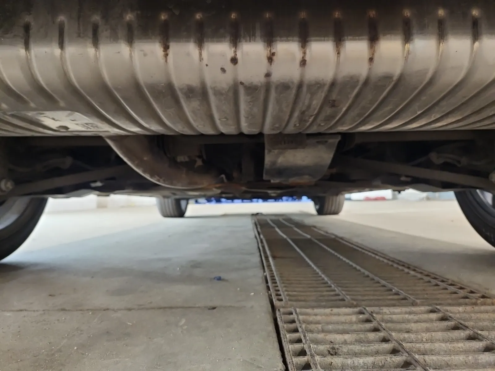 Undercarriage - Rear Photo