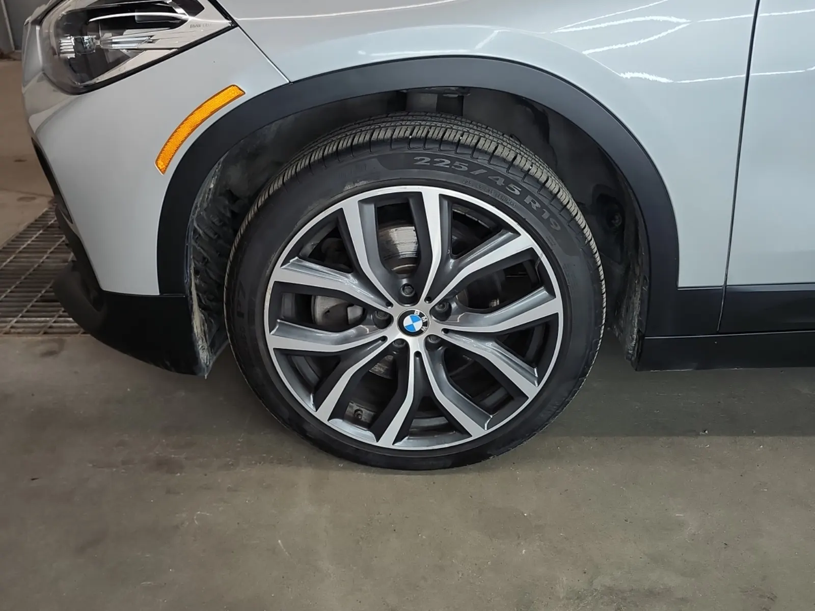 Front driver wheel/tire photo