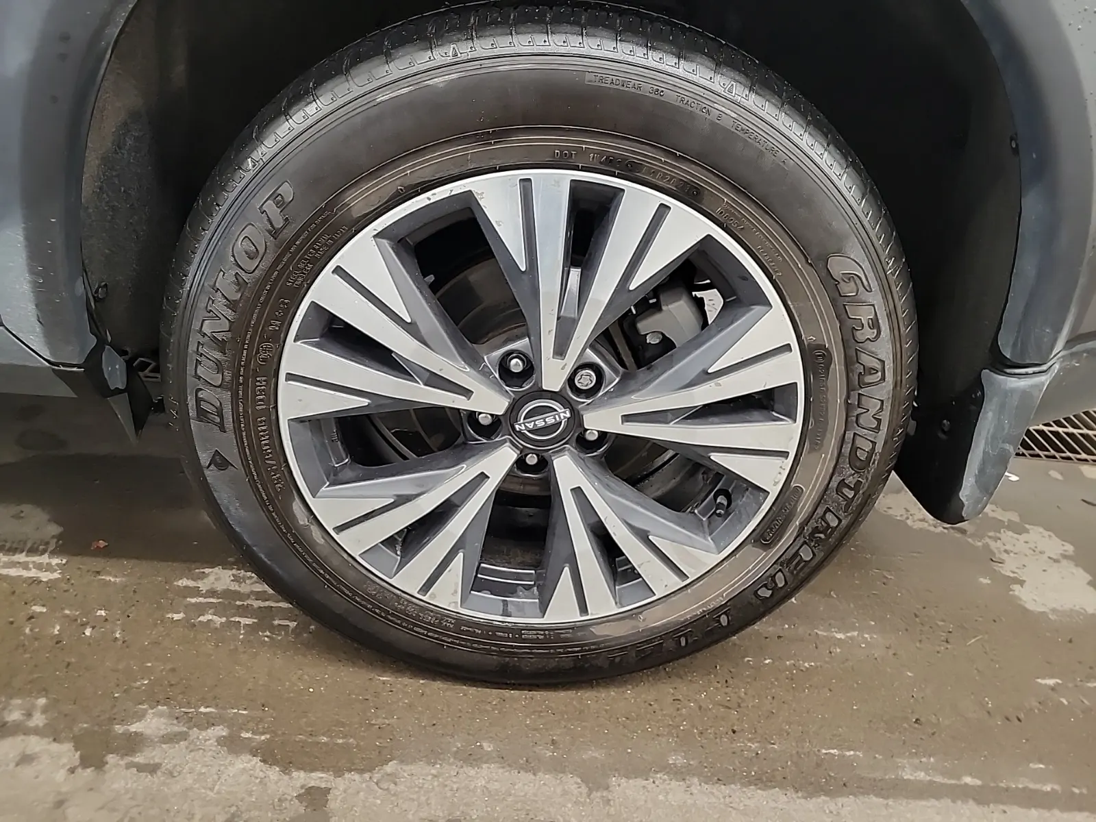 Left Rear Wheel/Tire Photo