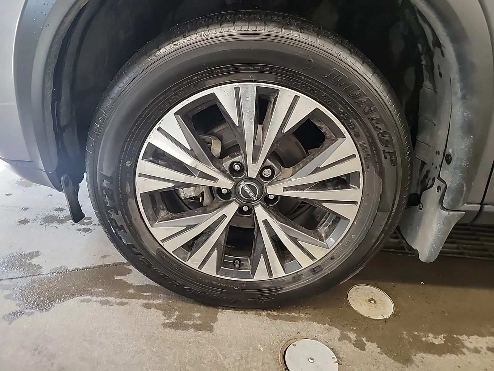 Front driver wheel/tire photo