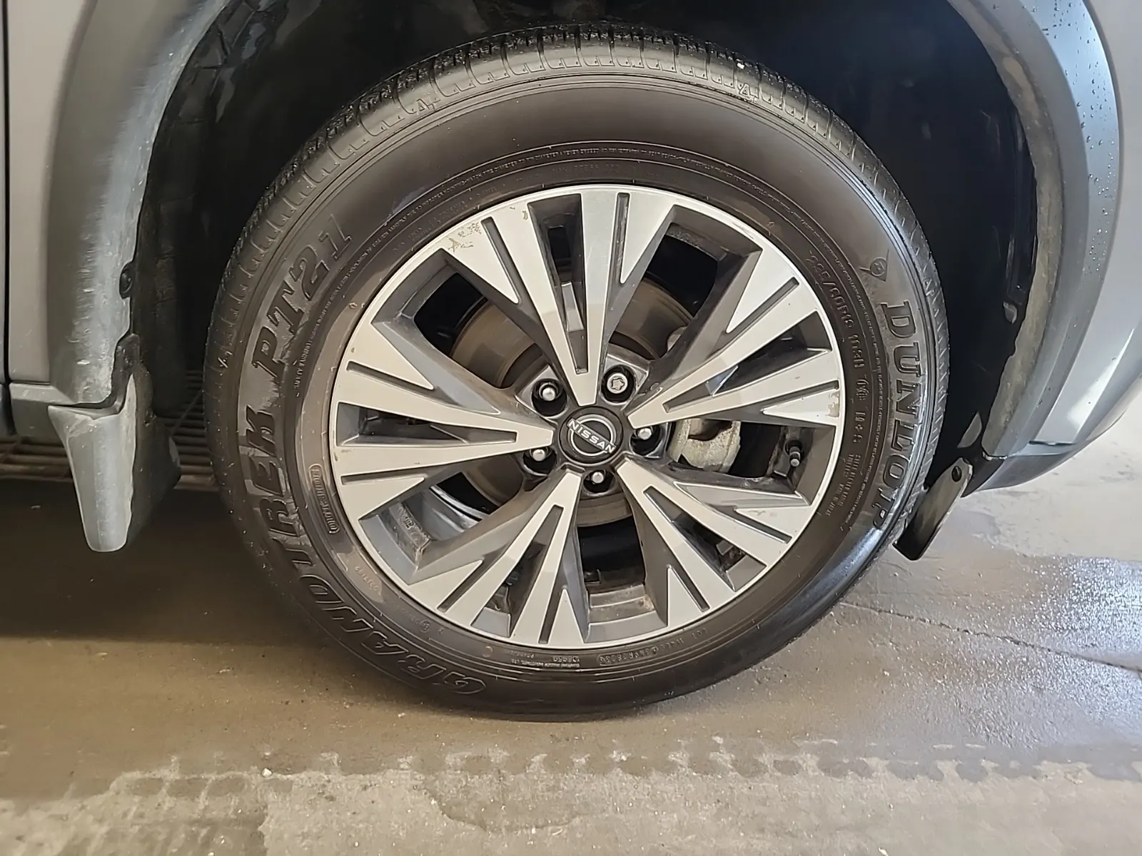 Right Front Wheel/Tire Photo