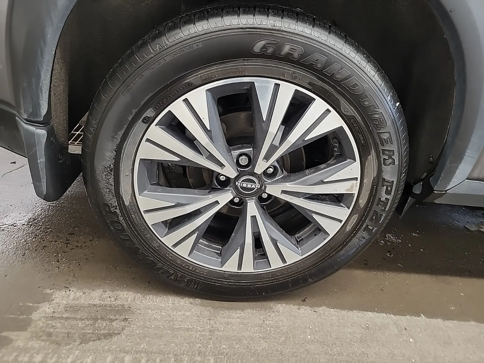 Right Rear Wheel/Tire Photo