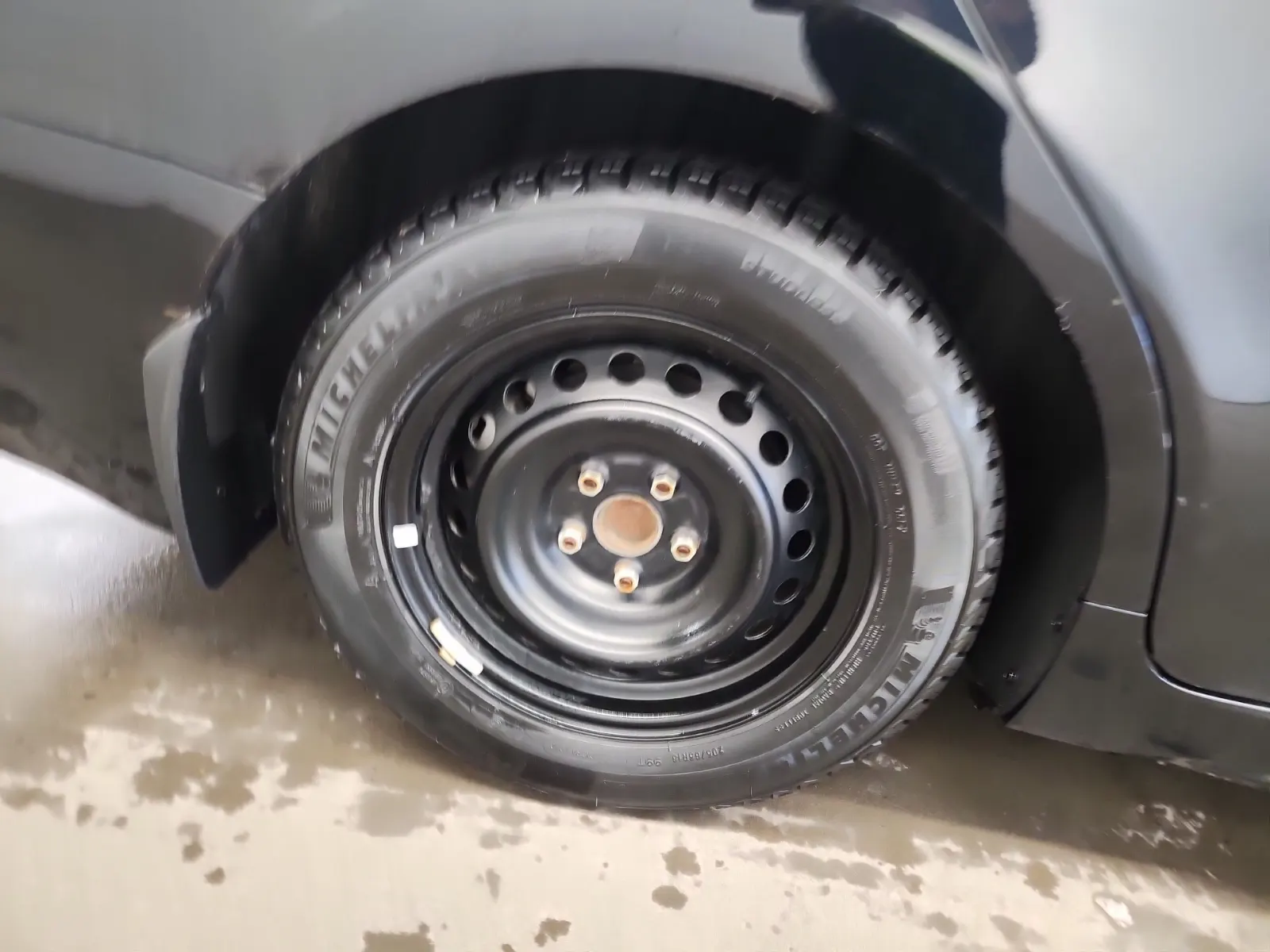 Right Rear Wheel/Tire Photo