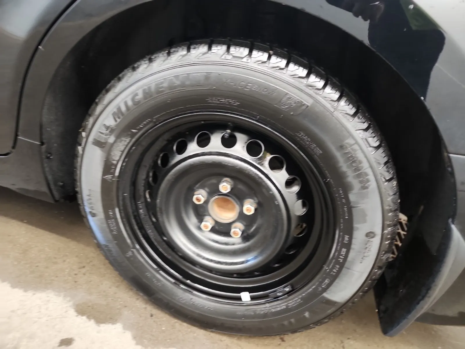 Left Rear Wheel/Tire Photo