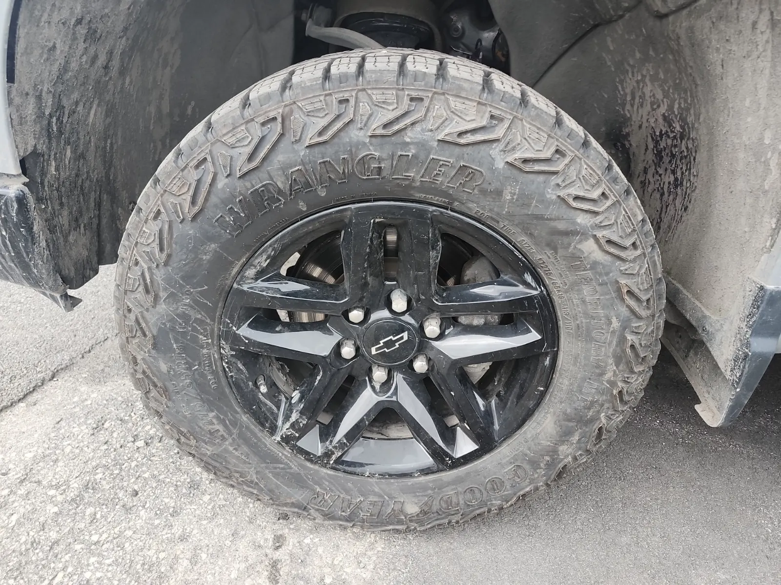 Front driver wheel/tire photo