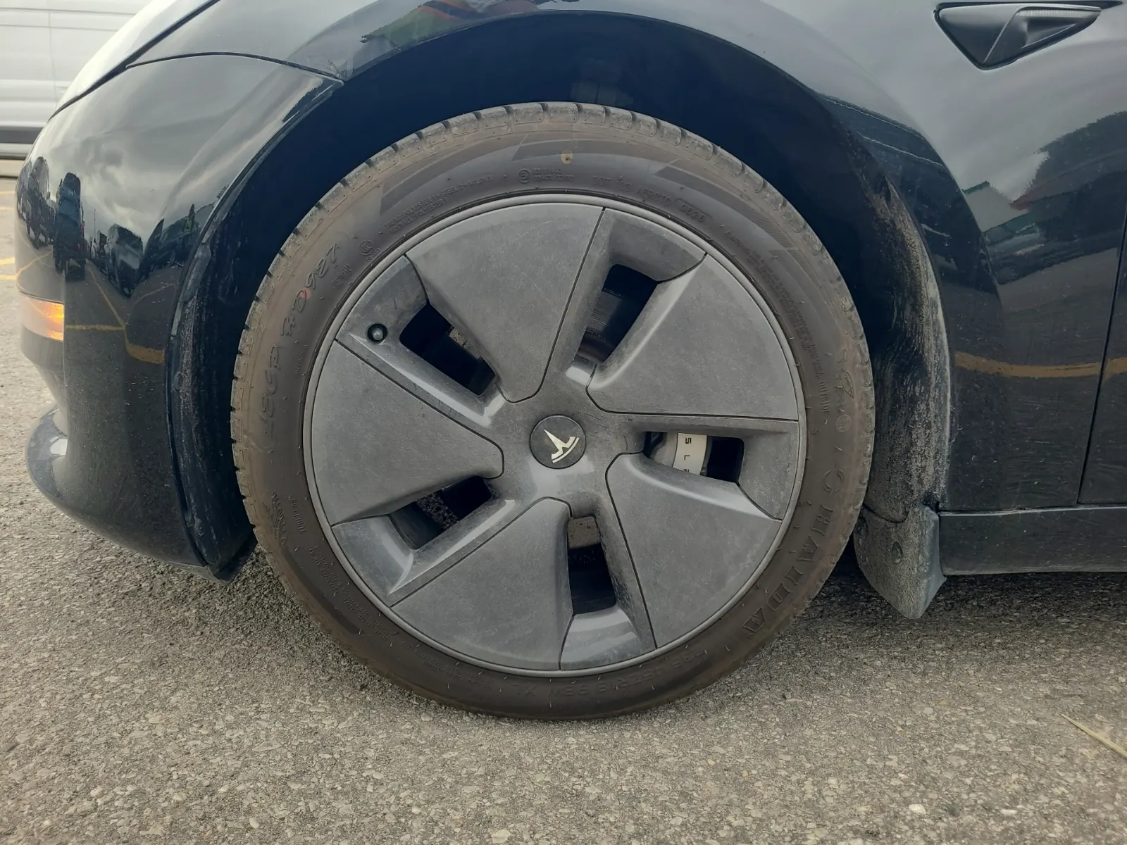 Front driver wheel/tire photo
