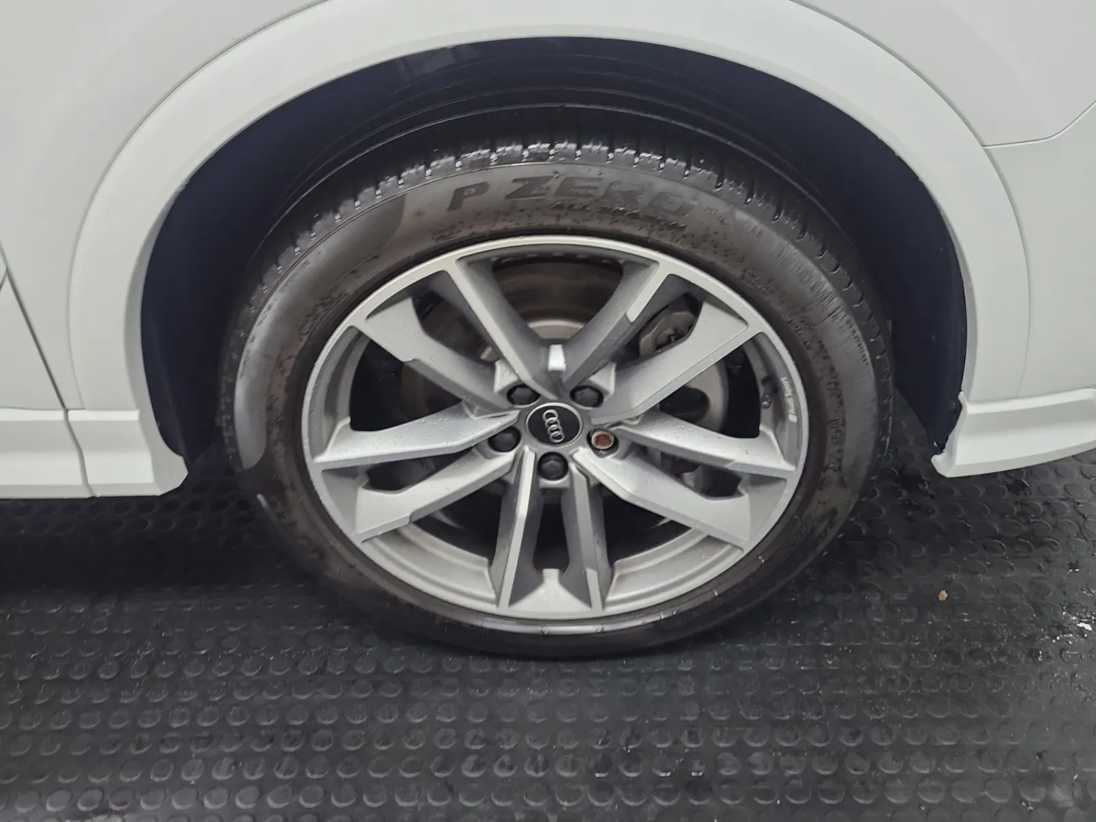 Right Front Wheel/Tire Photo