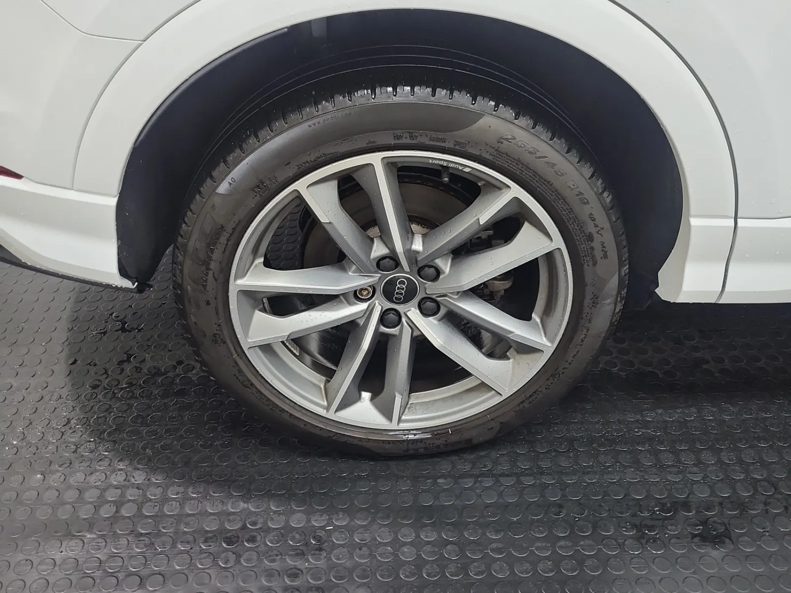 Right Rear Wheel/Tire Photo