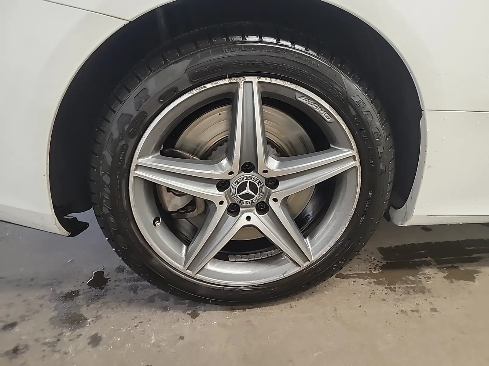 Right Rear Wheel/Tire Photo