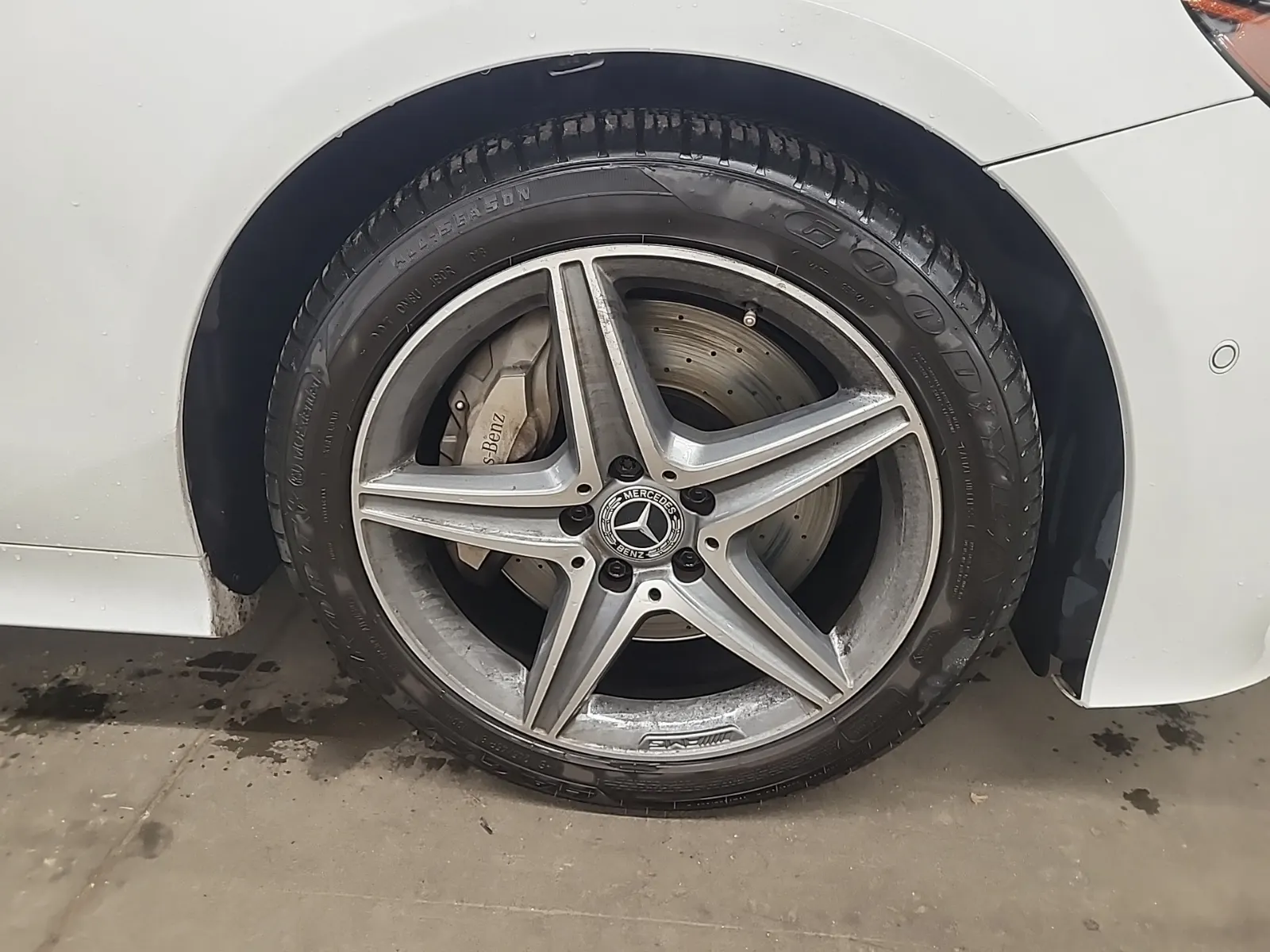 Right Front Wheel/Tire Photo