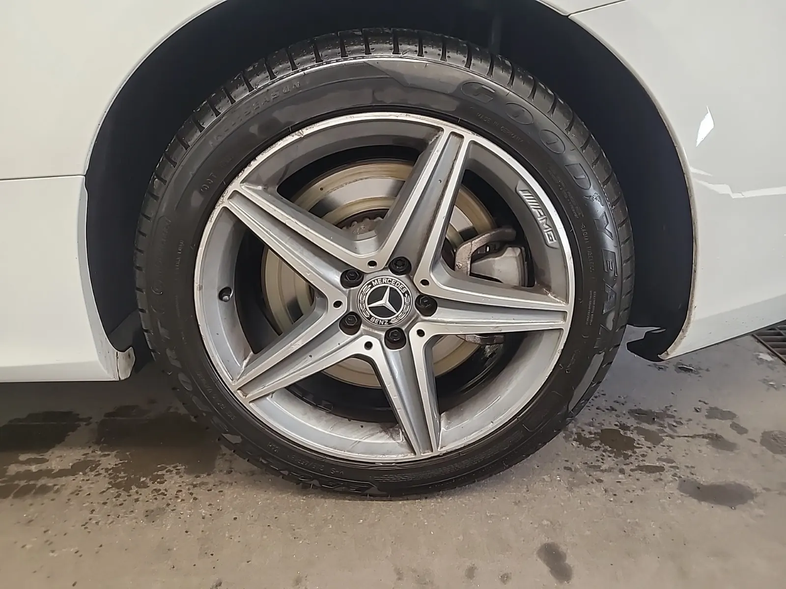 Left Rear Wheel/Tire Photo