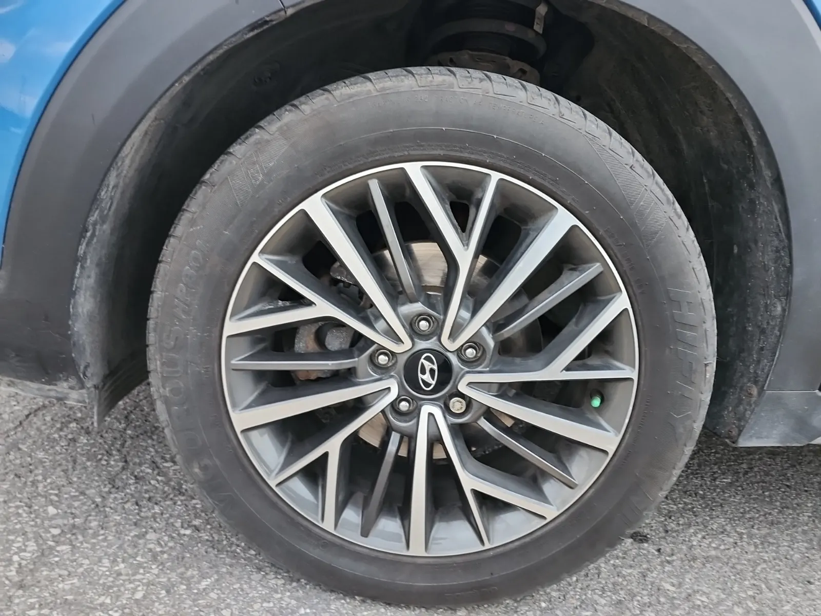Front driver wheel/tire photo