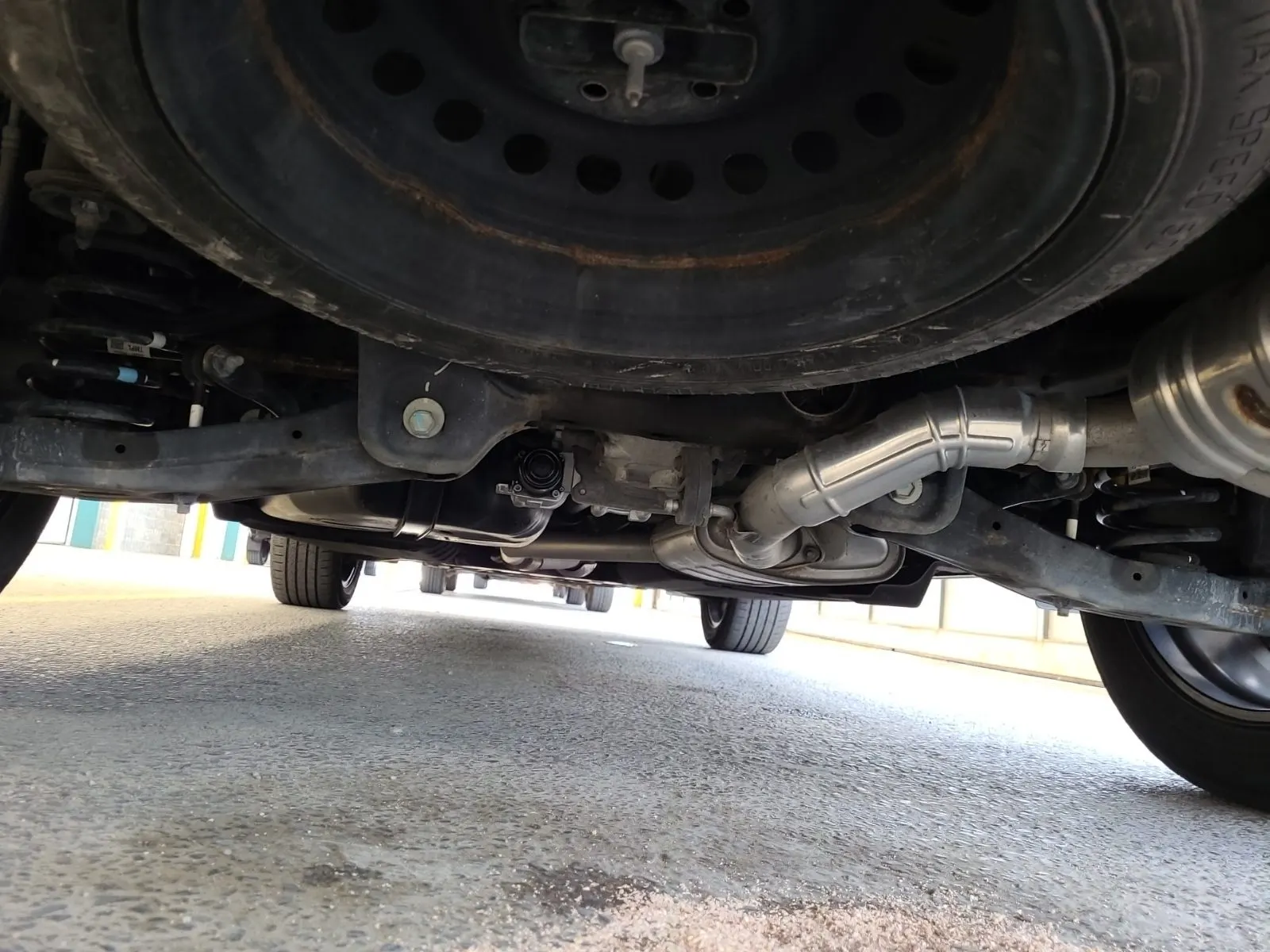 Undercarriage - Rear Photo