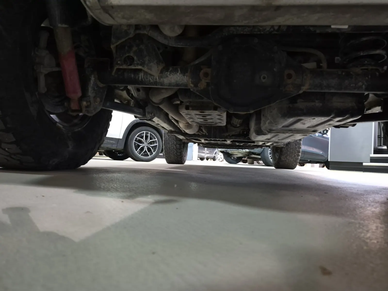 Undercarriage - Rear Photo