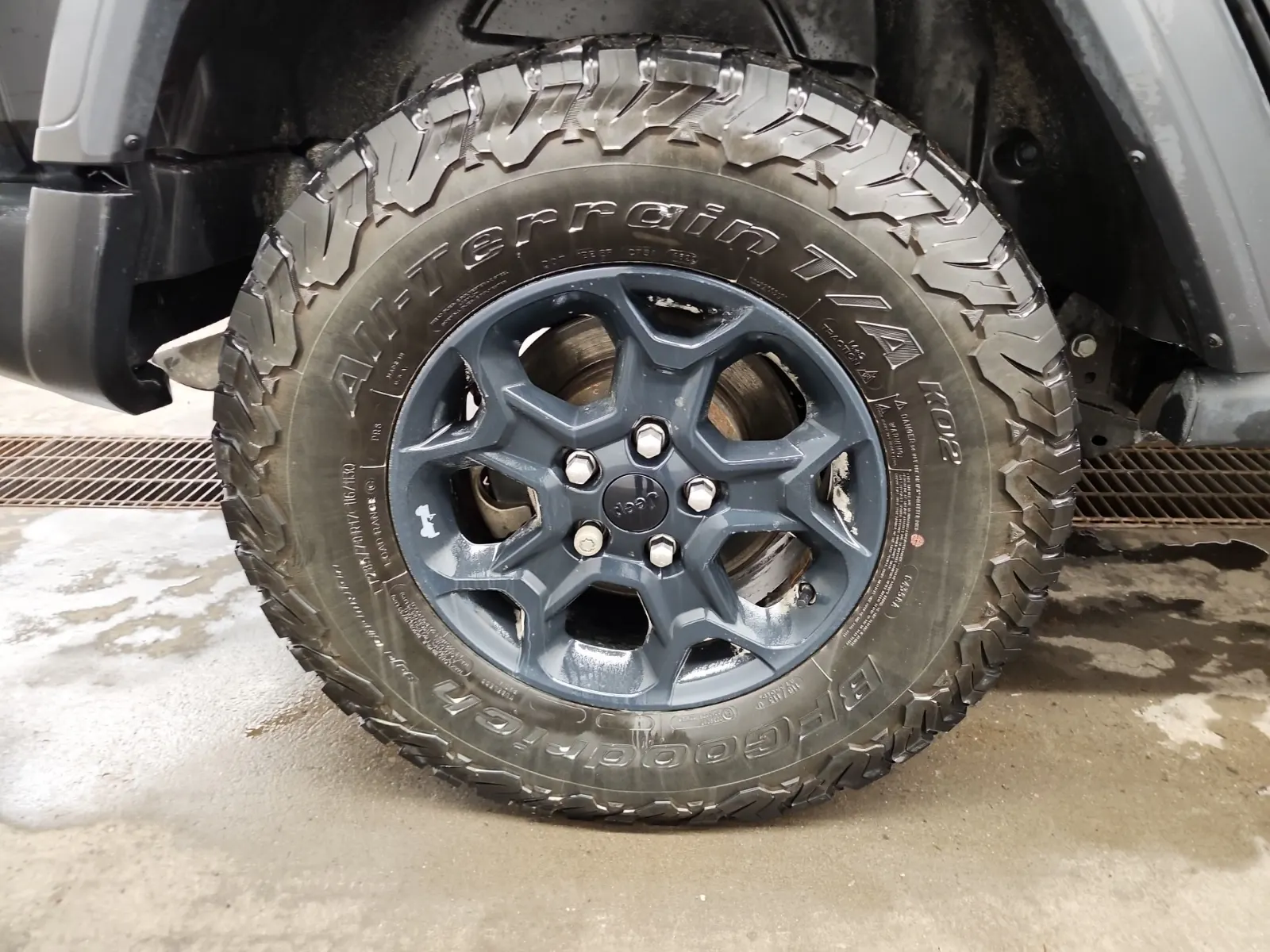 Right Rear Wheel/Tire Photo