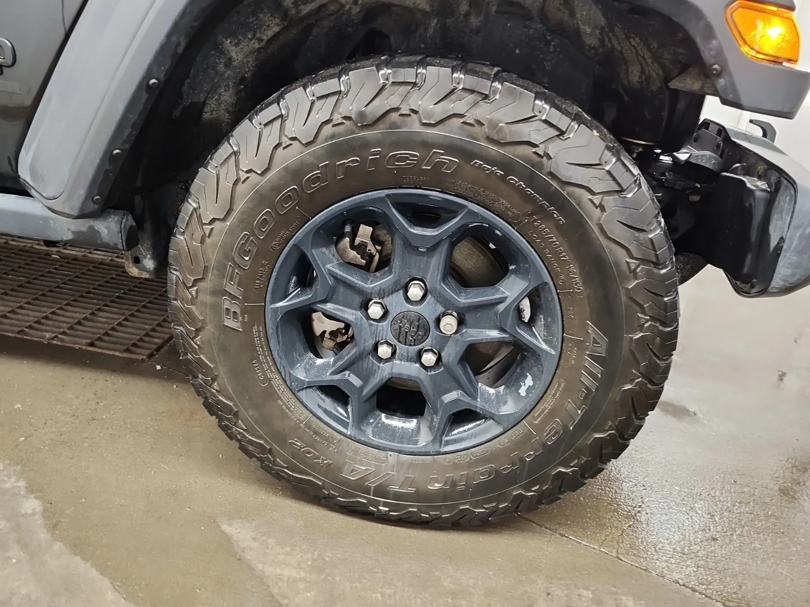 Right Front Wheel/Tire Photo