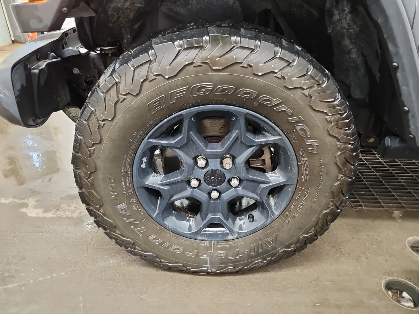 Front driver wheel/tire photo