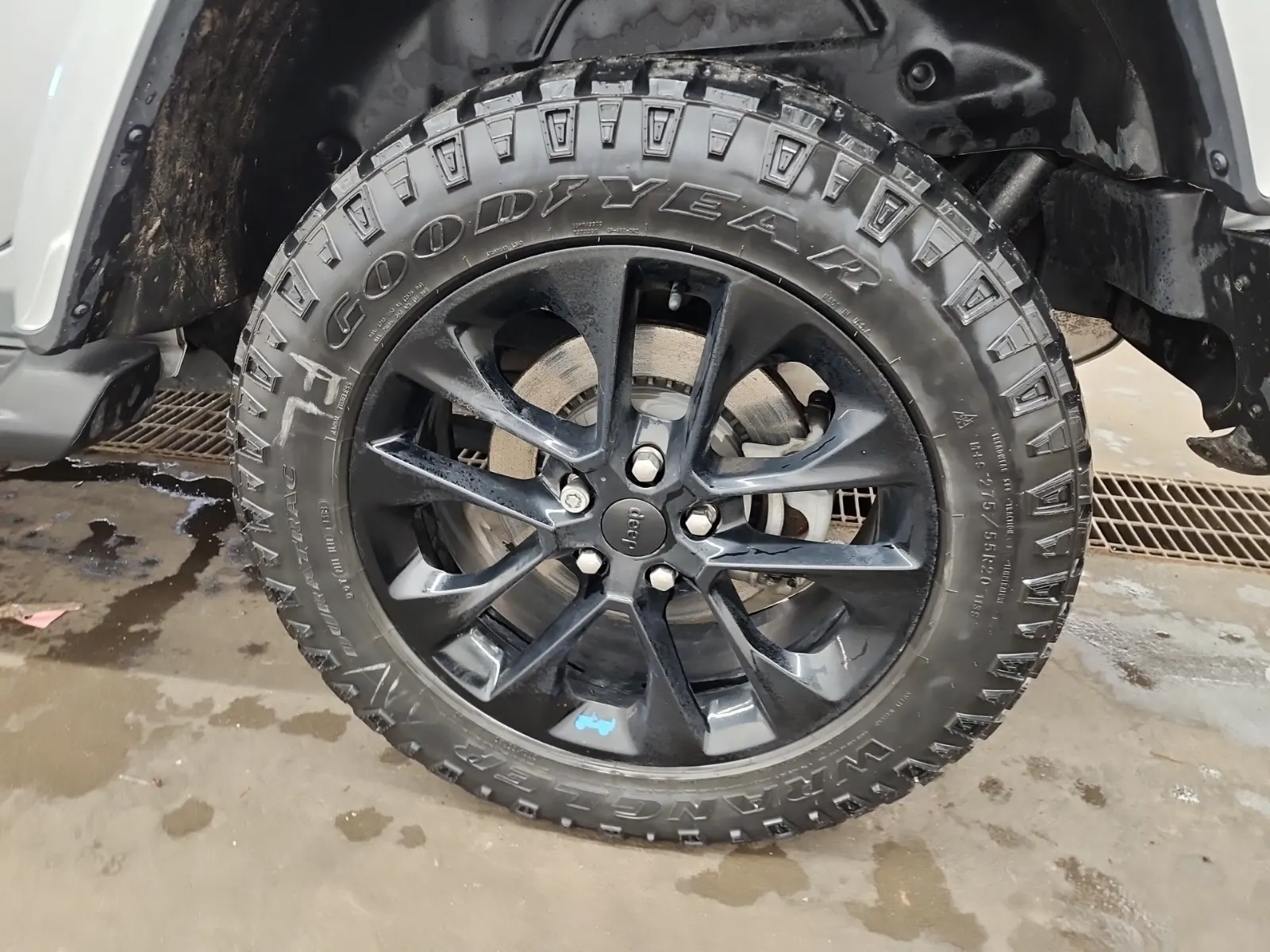 Left Rear Wheel/Tire Photo