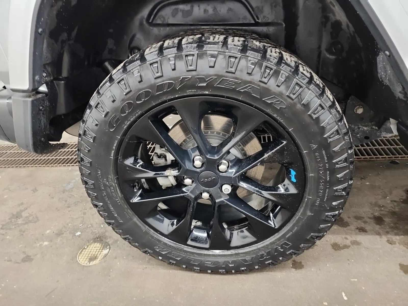Right Rear Wheel/Tire Photo