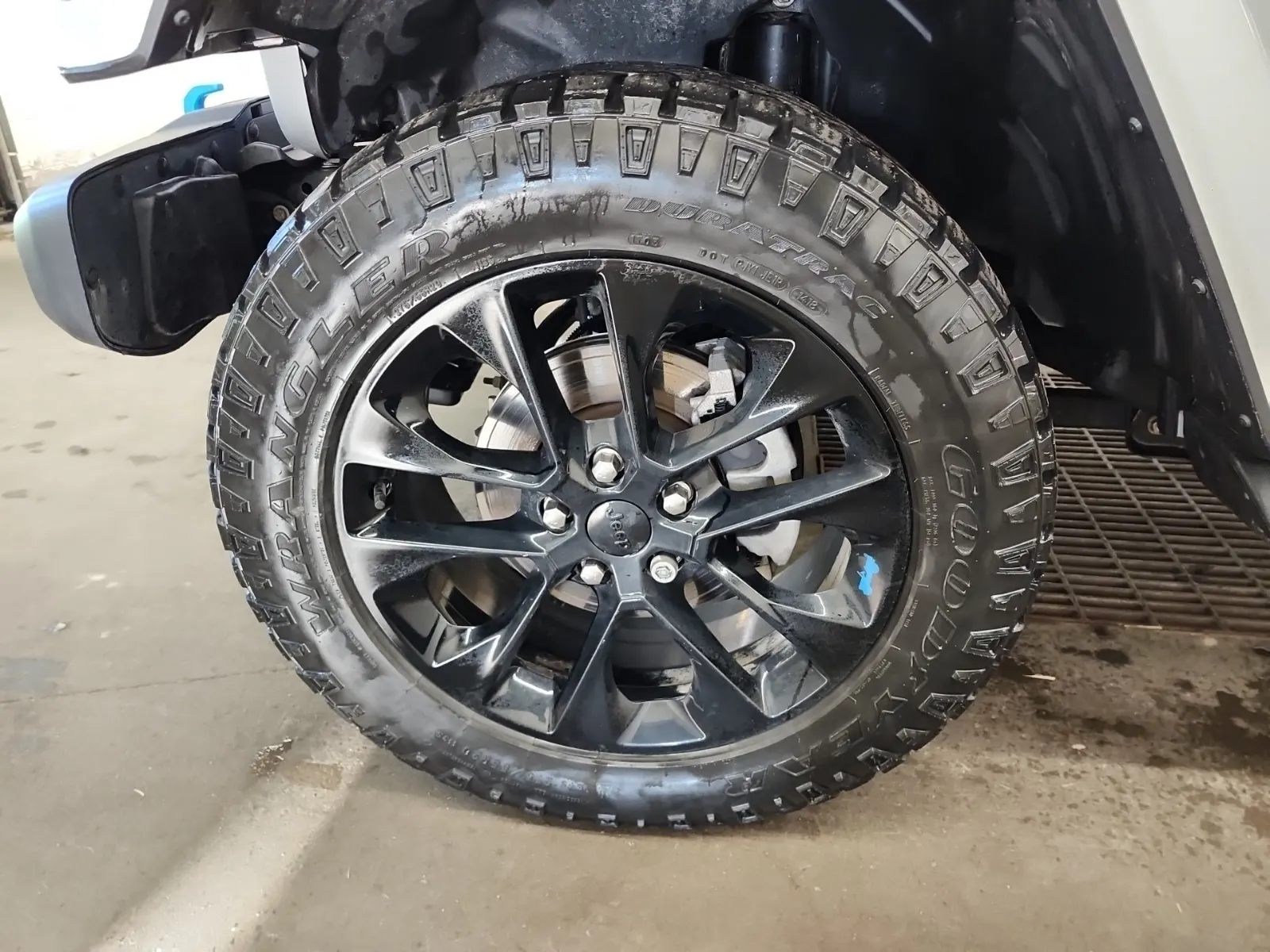 Front driver wheel/tire photo