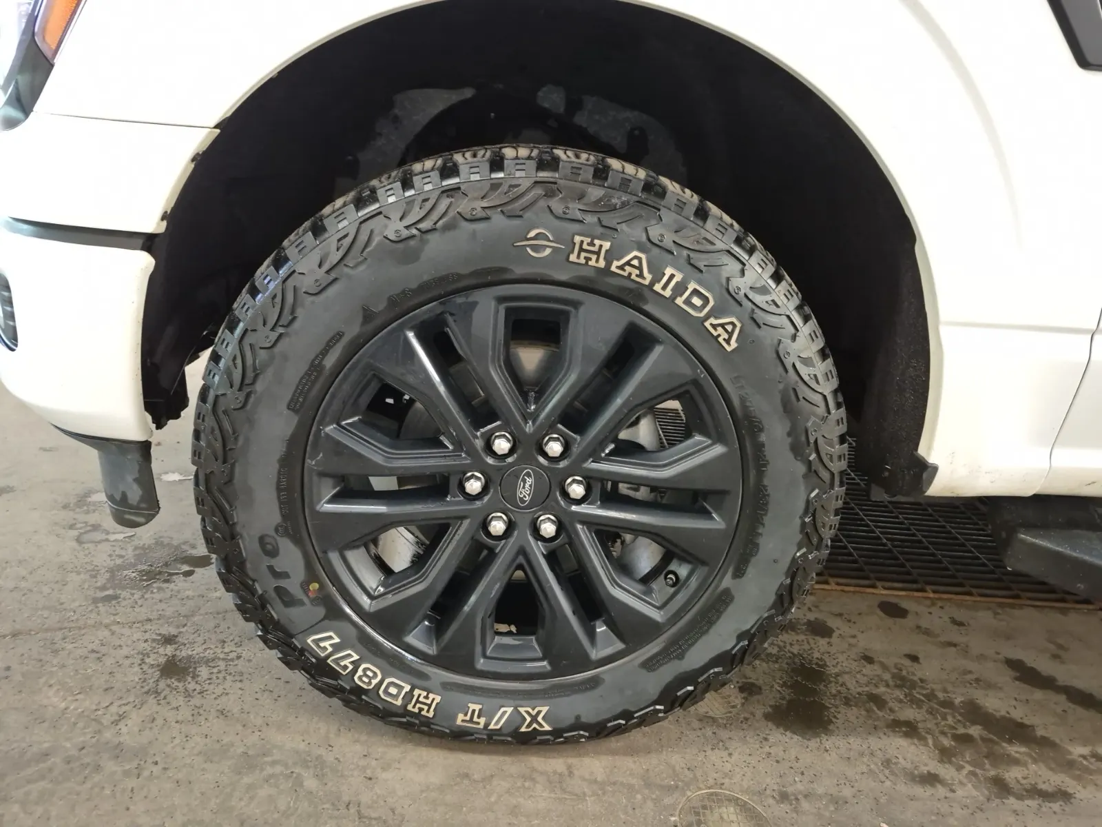 Front driver wheel/tire photo