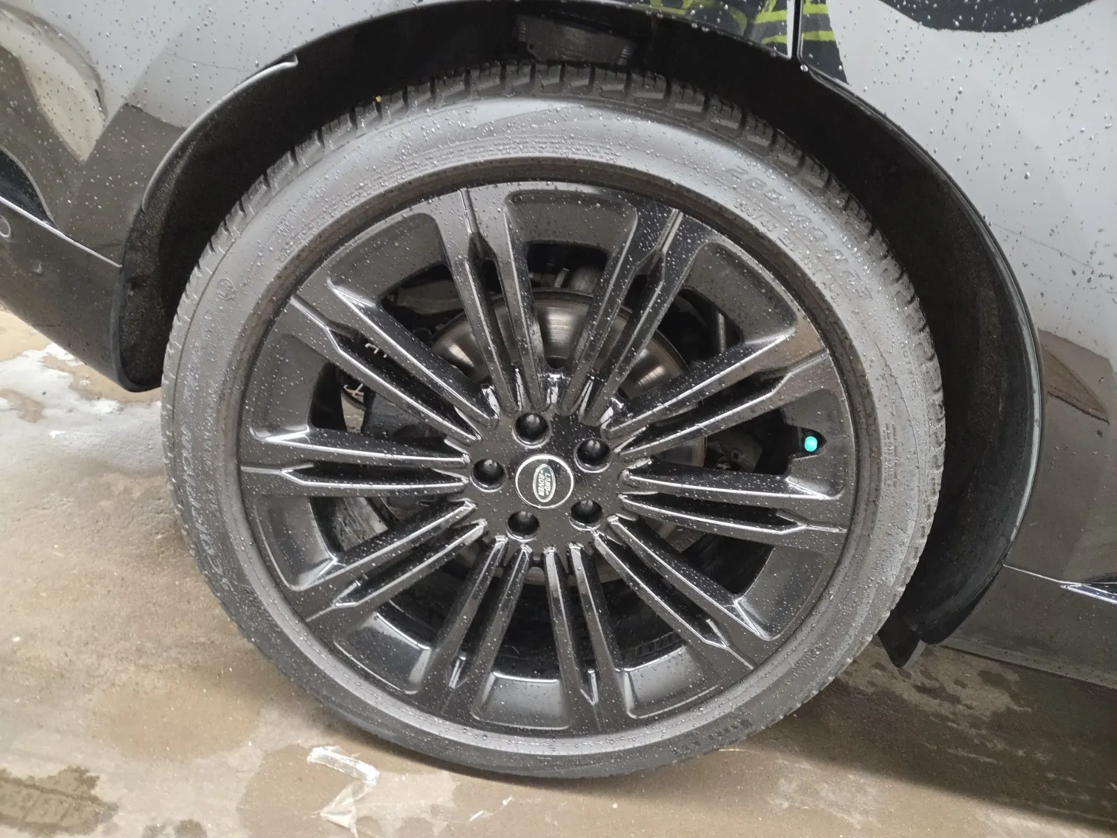 Right Rear Wheel/Tire Photo