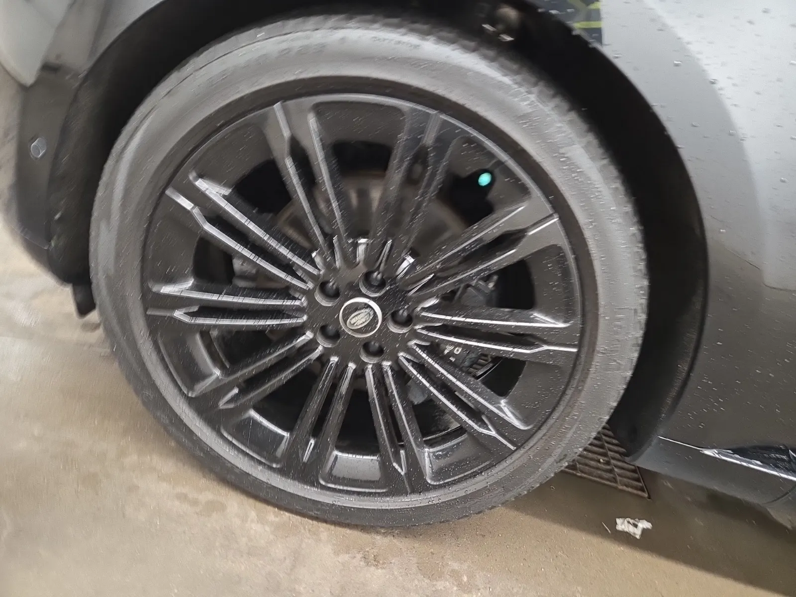 Front driver wheel/tire photo