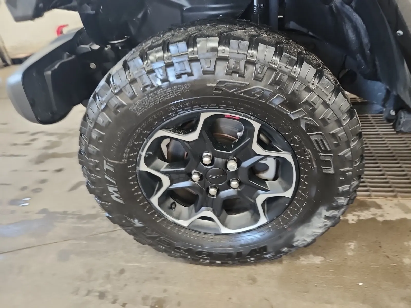 Front driver wheel/tire photo