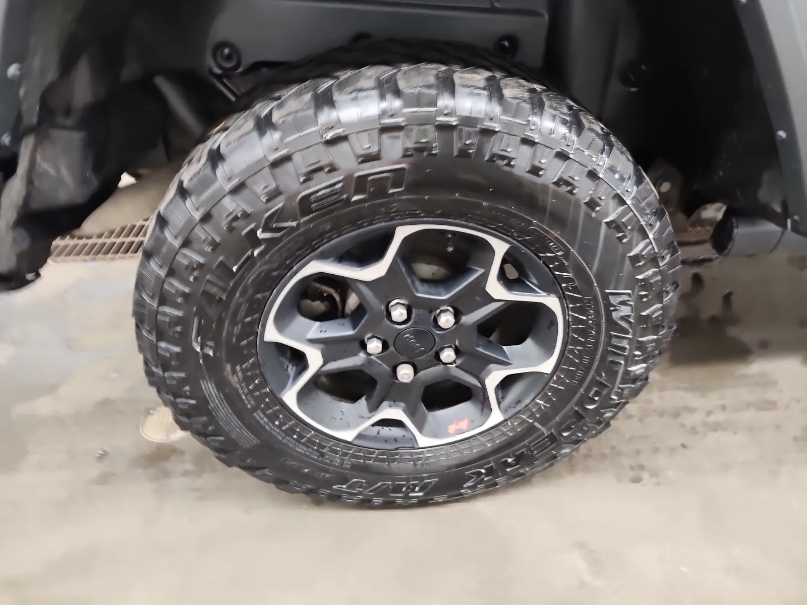 Right Rear Wheel/Tire Photo