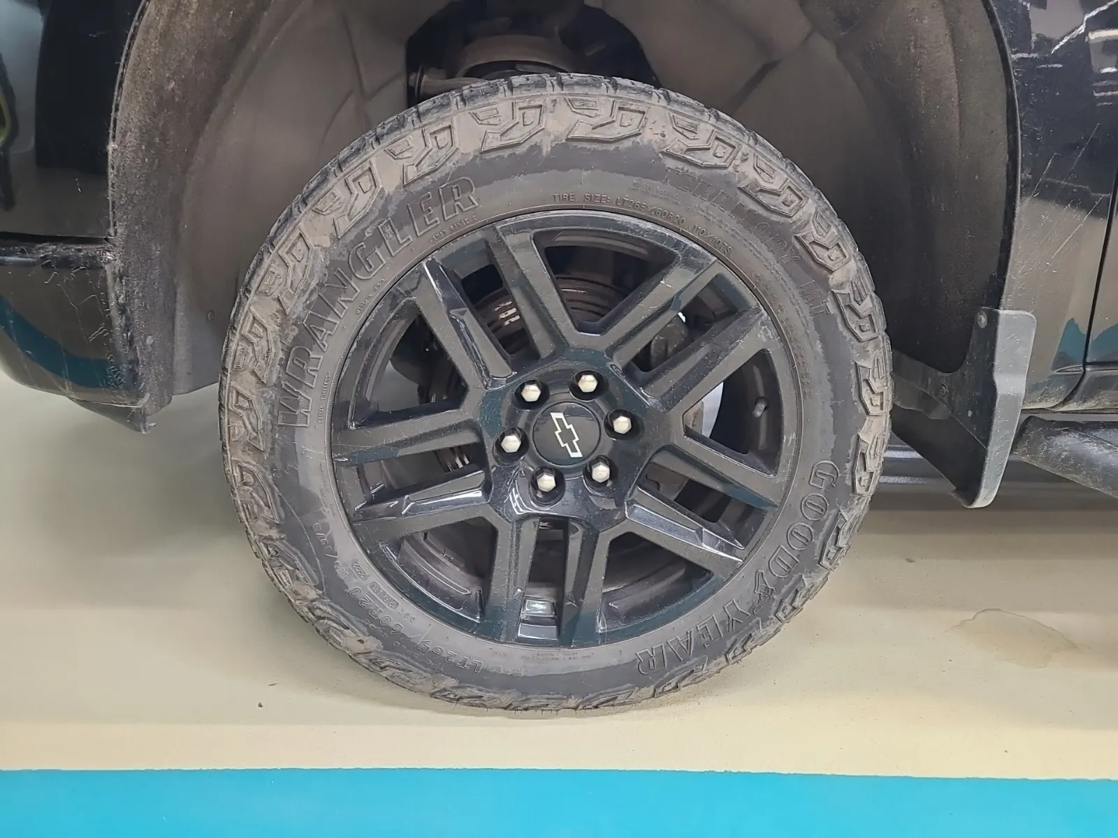Front driver wheel/tire photo