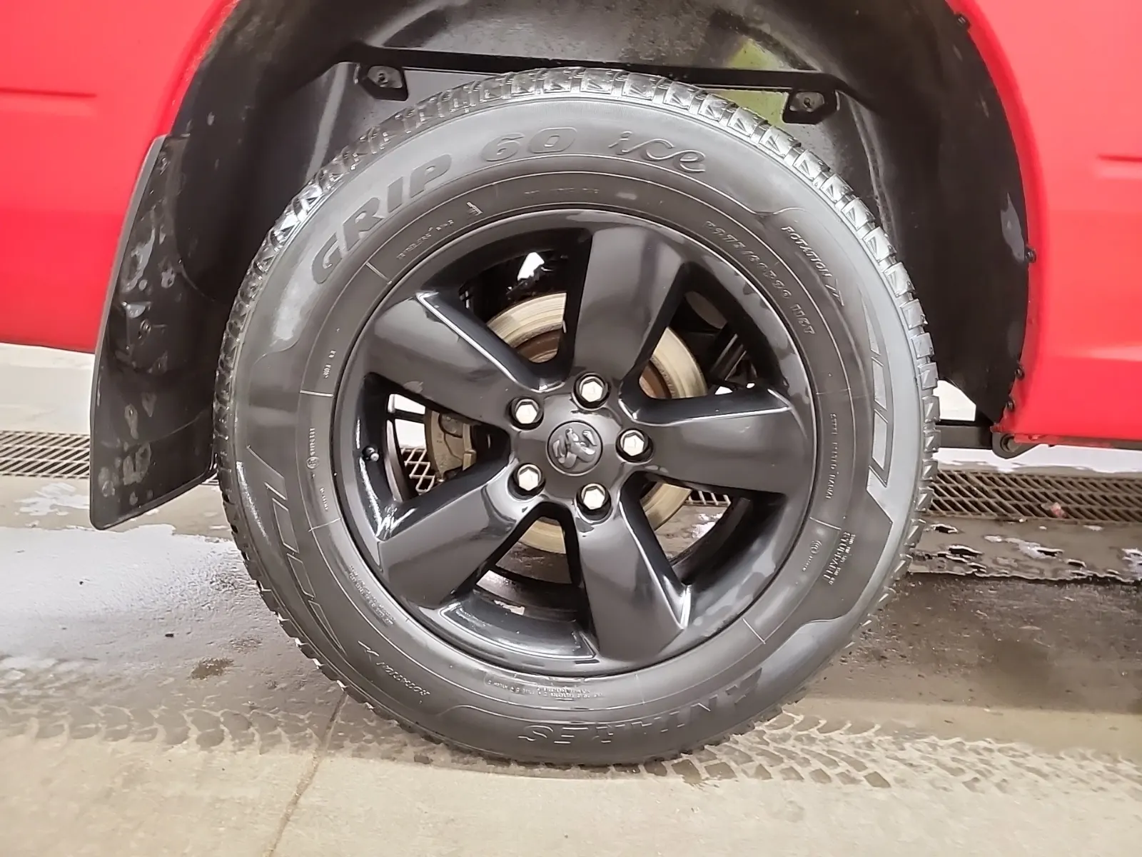 Right Rear Wheel/Tire Photo
