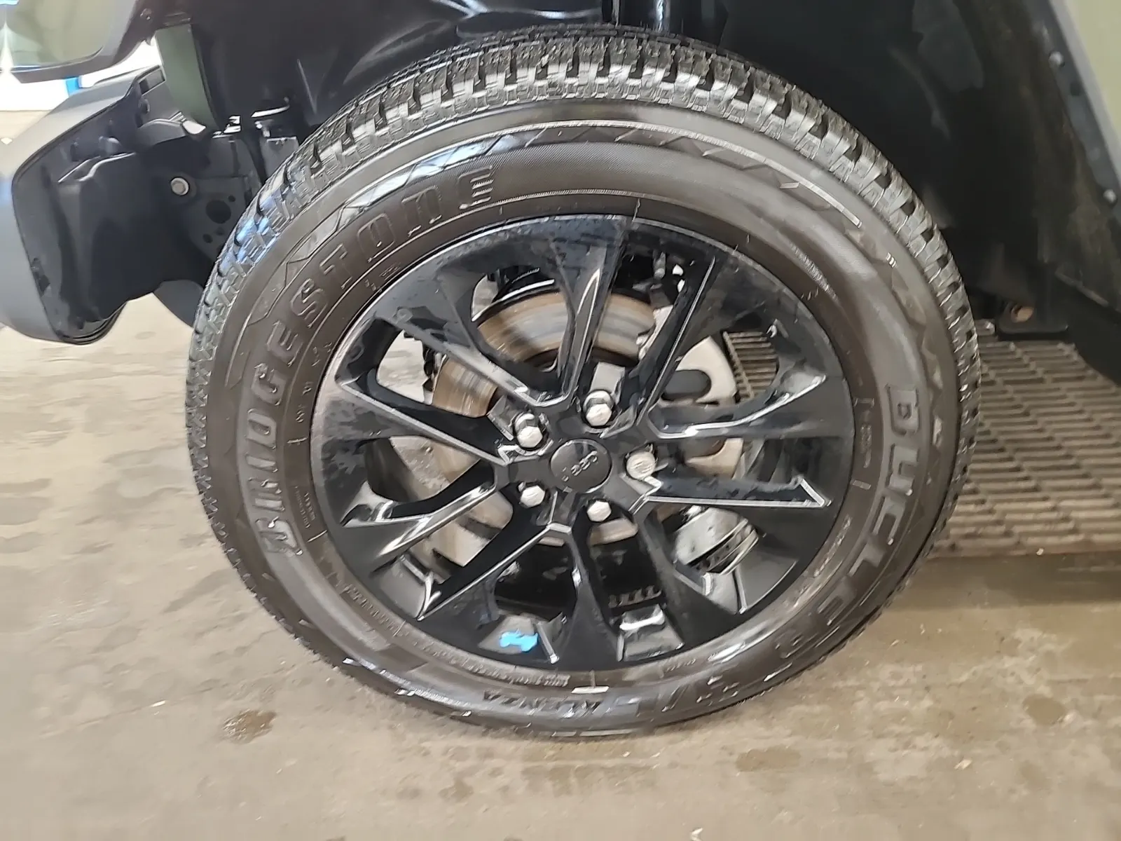 Front driver wheel/tire photo
