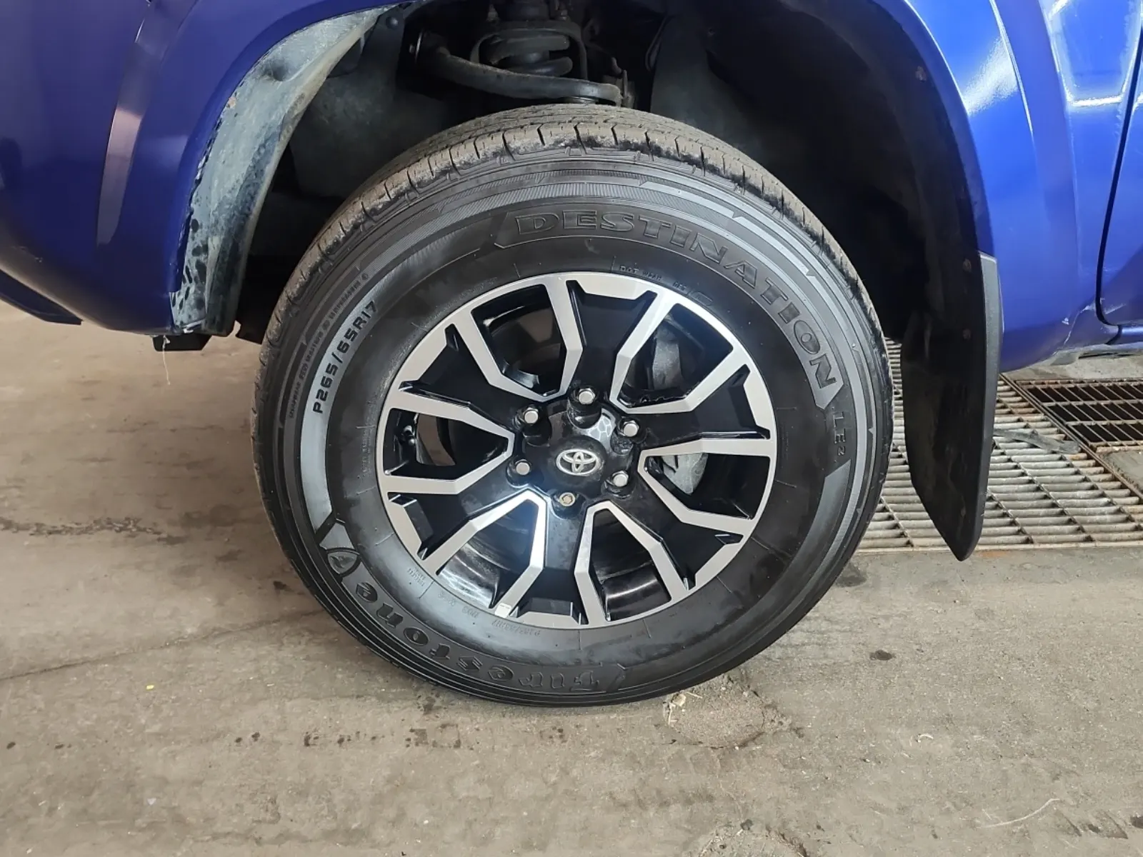 Front driver wheel/tire photo