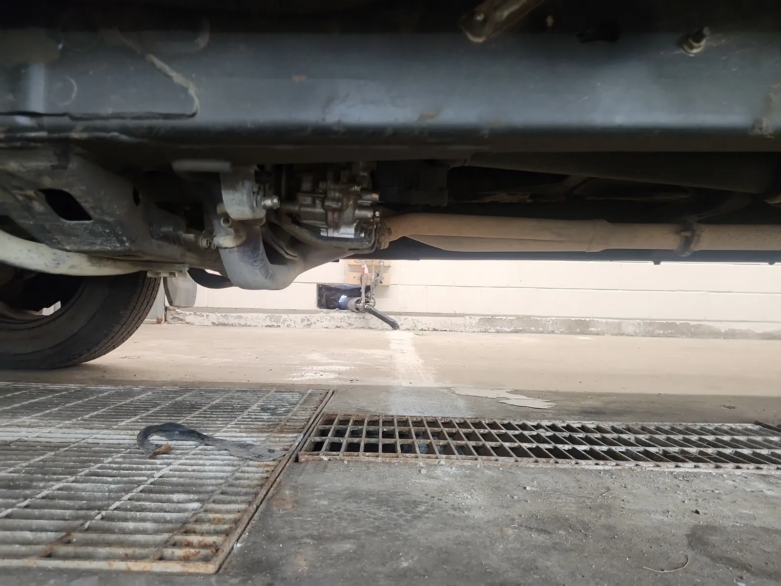 Undercarriage - Driver Photo