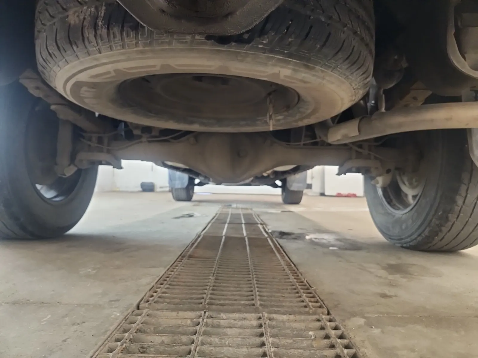 Undercarriage - Rear Photo