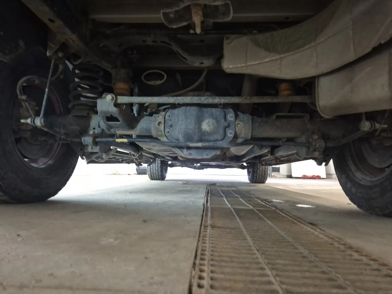 Undercarriage - Rear Photo