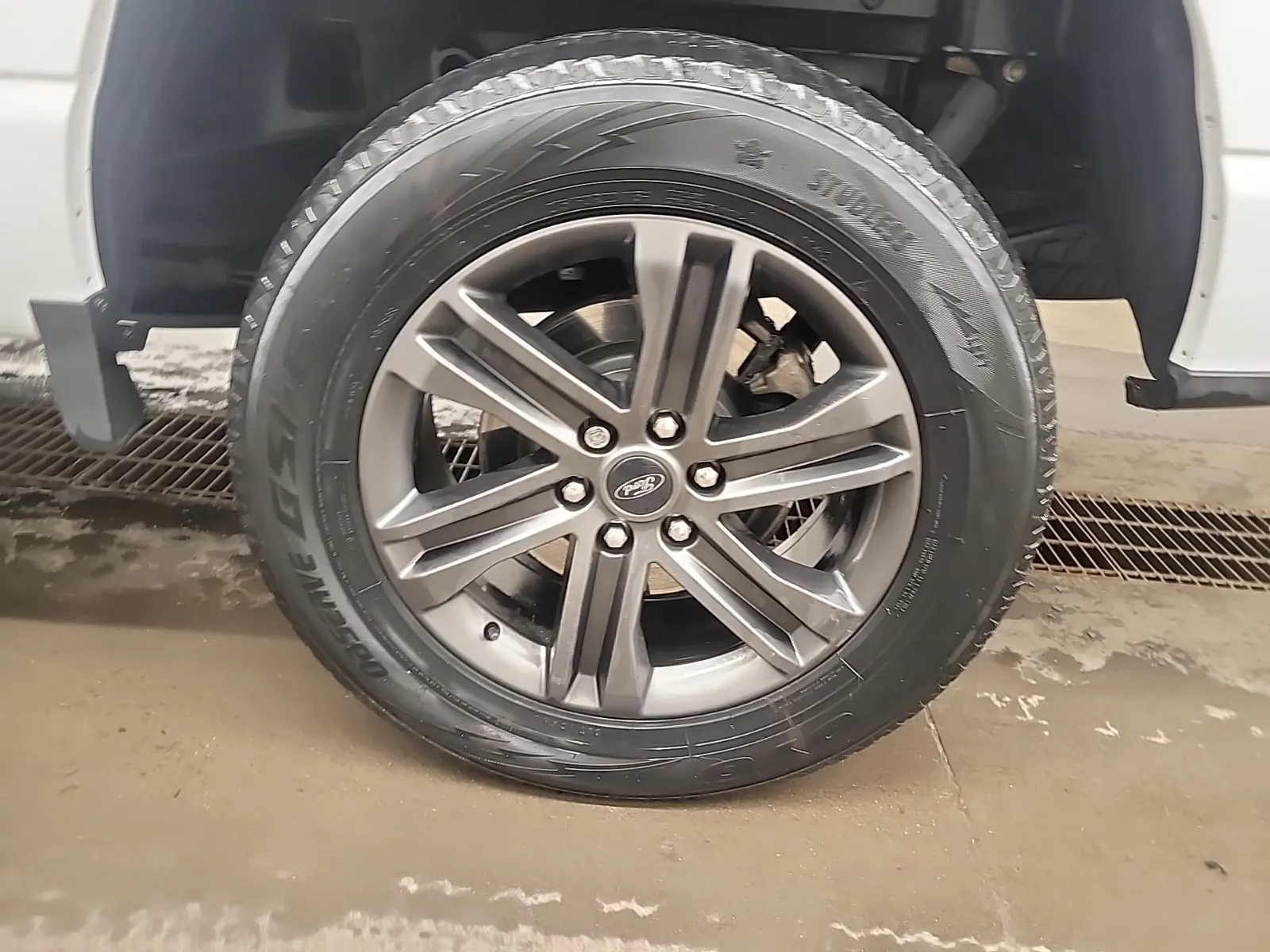 Left Rear Wheel/Tire Photo