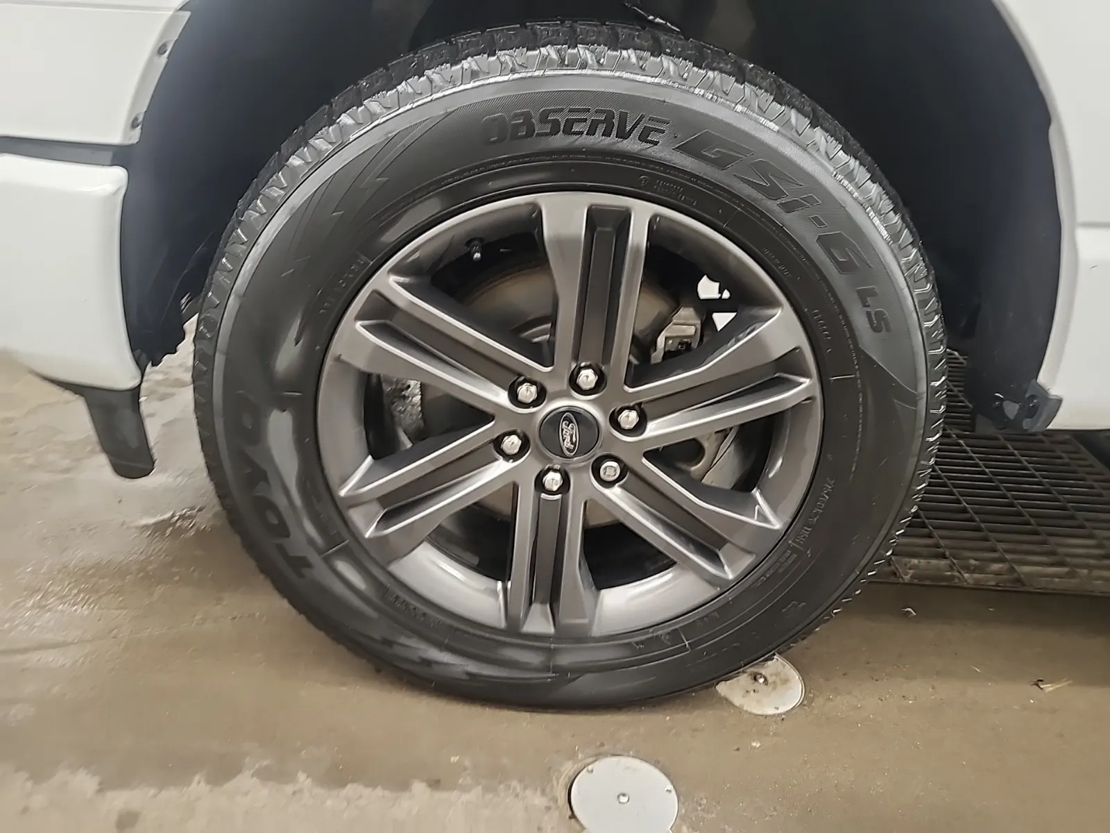 Front driver wheel/tire photo