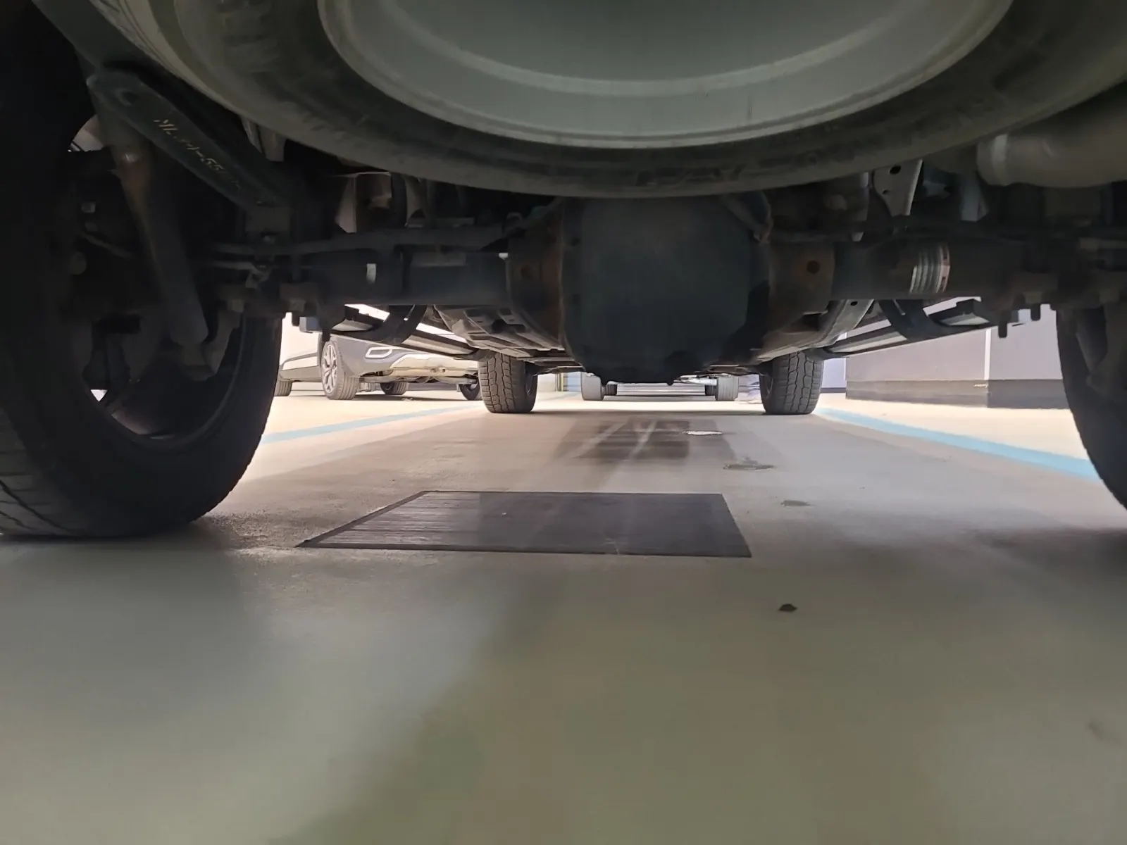 Undercarriage - Rear Photo