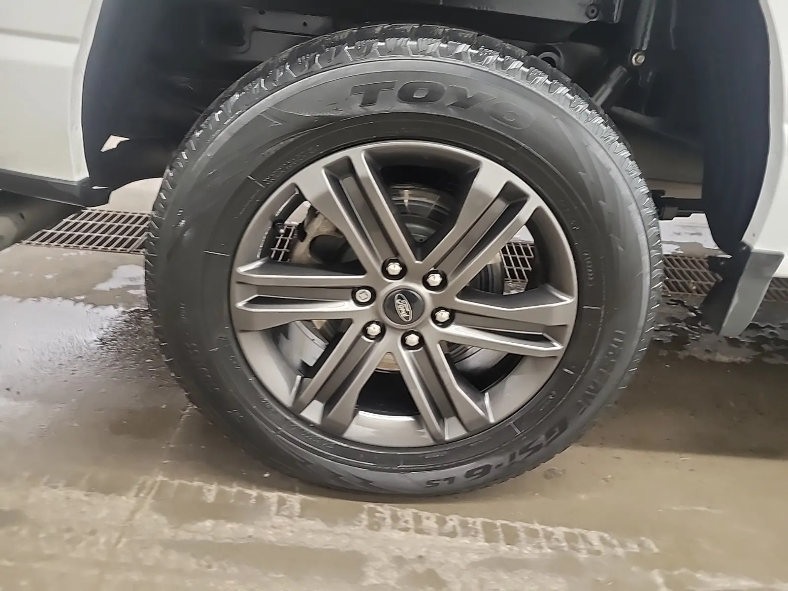 Right Rear Wheel/Tire Photo