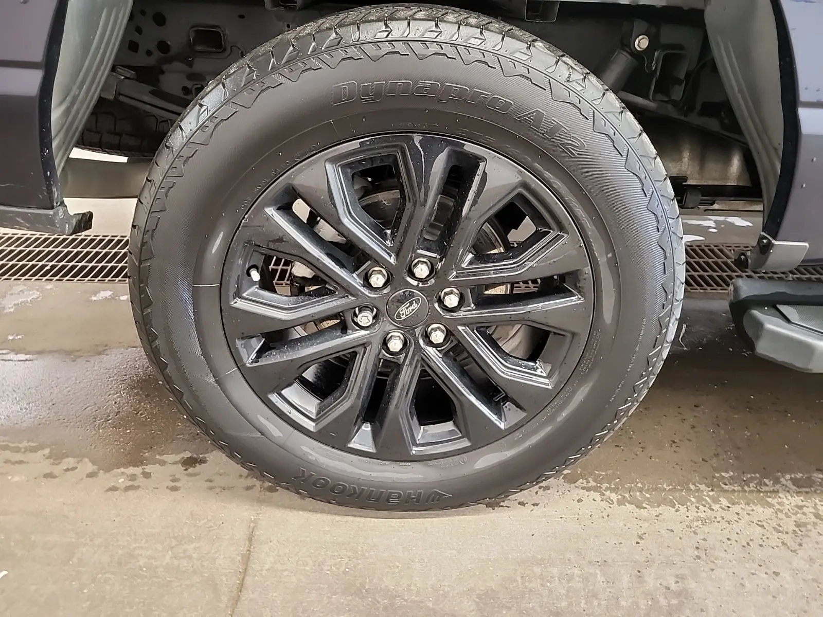 Right Rear Wheel/Tire Photo
