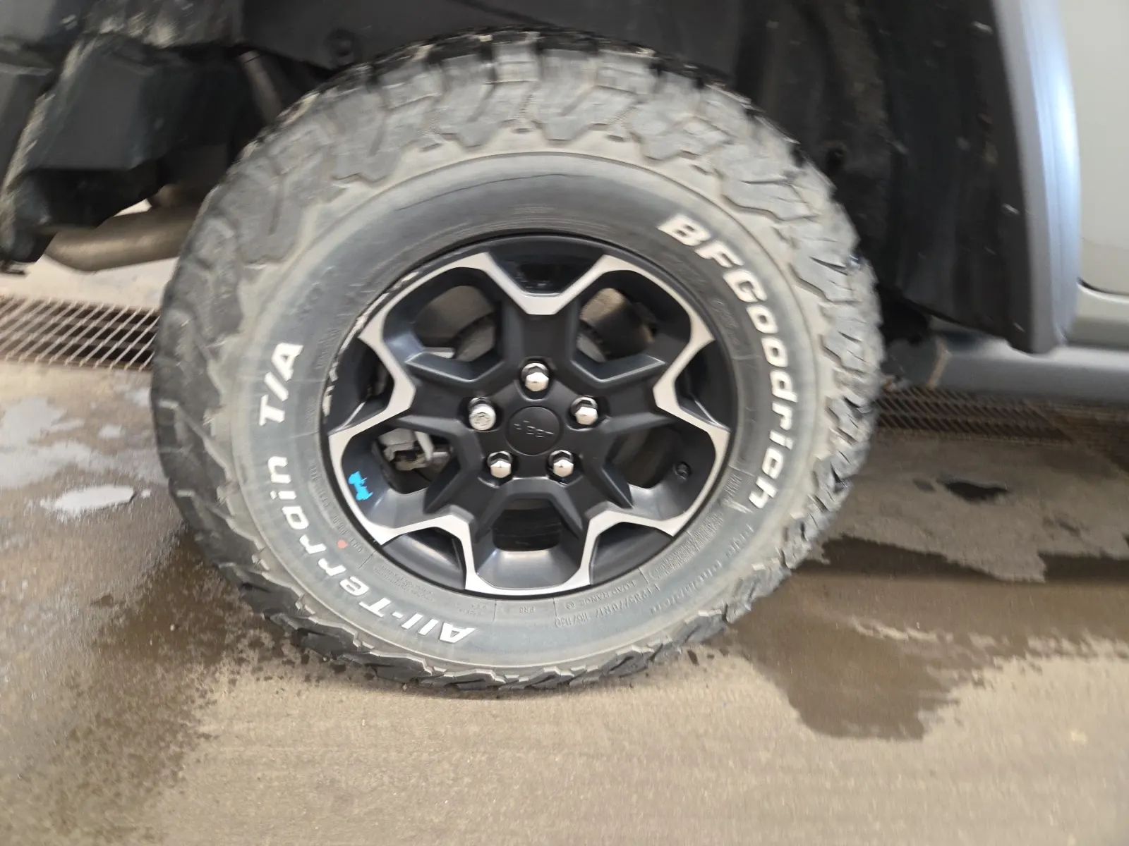 Right Rear Wheel/Tire Photo