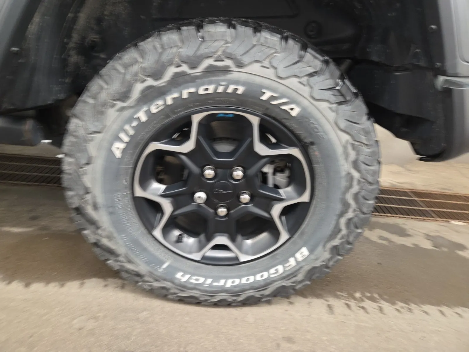 Left Rear Wheel/Tire Photo