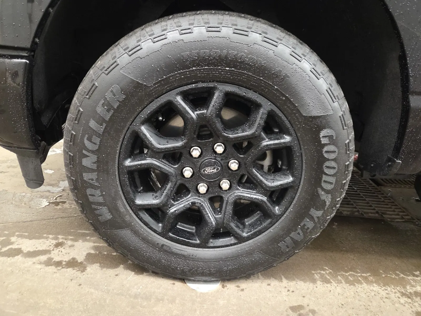 Front driver wheel/tire photo